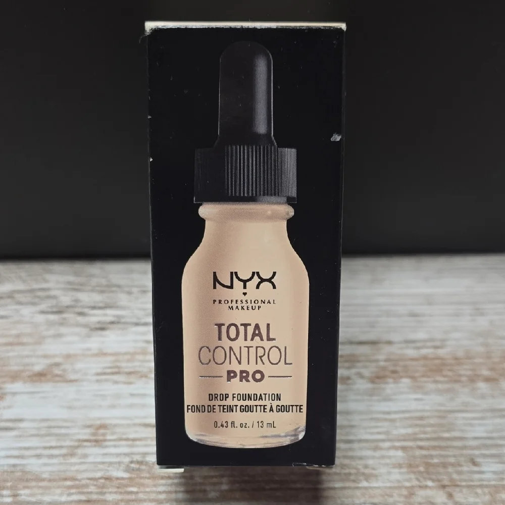 NYX Total Control Pro Foundation - Light Pale